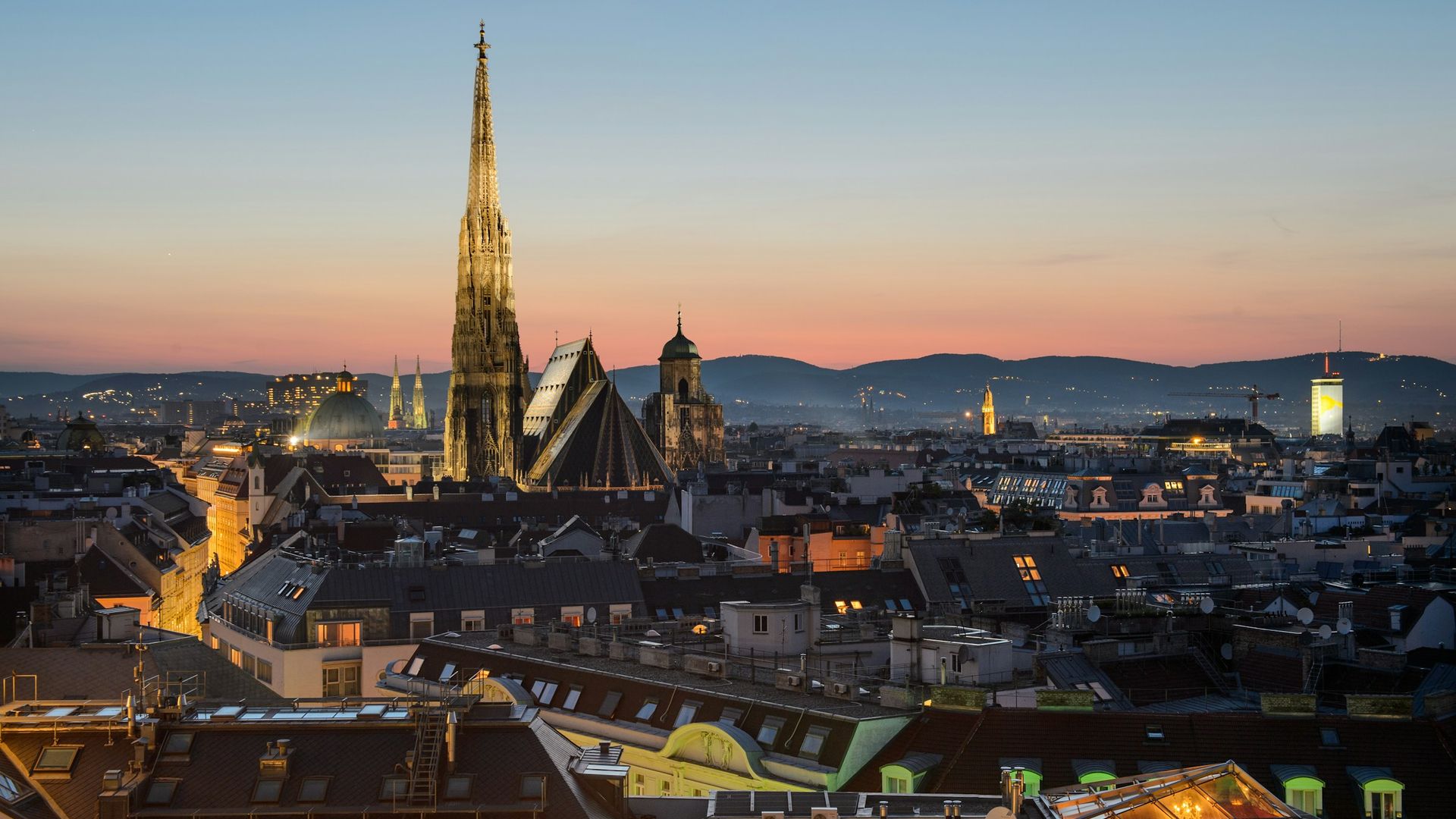 Wien in der Abenddämmerung mit Stephansdom und den Dächern der Innenstadt