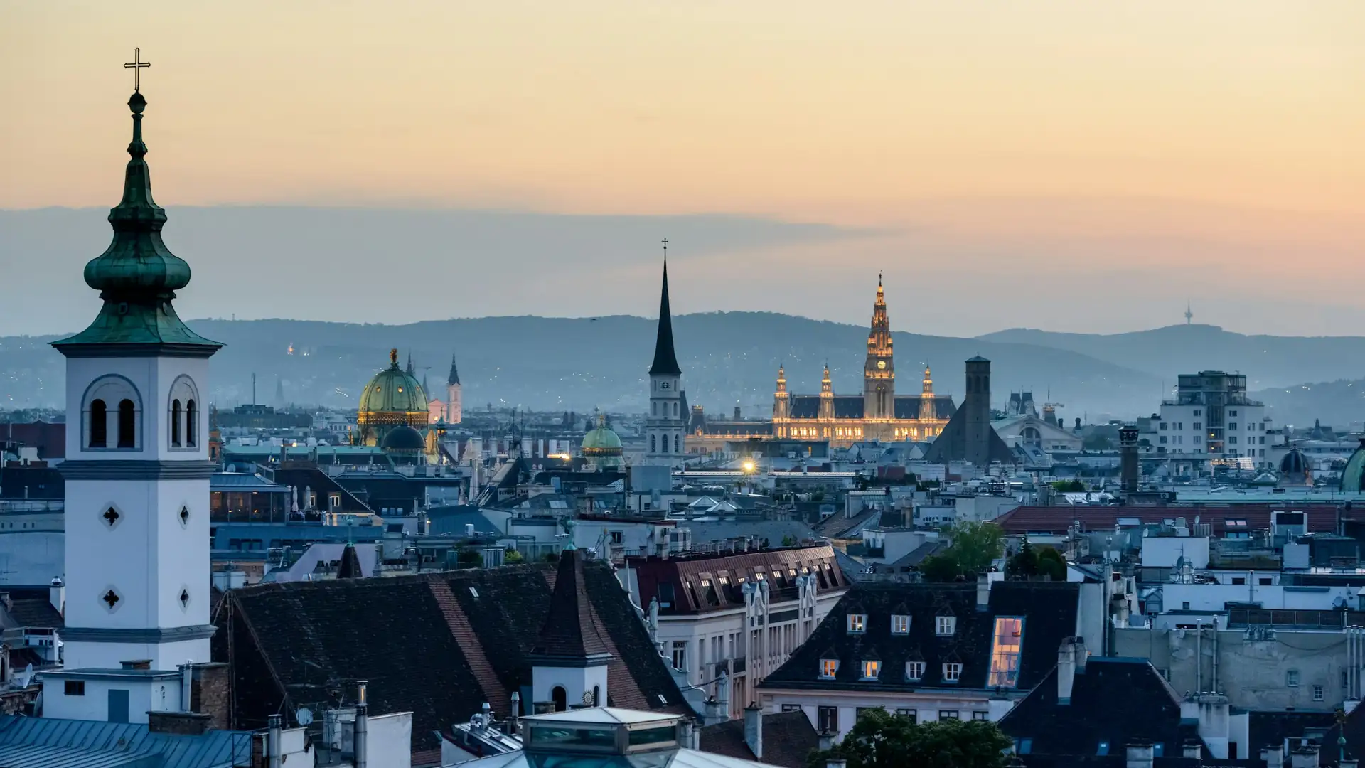 Blick über die Dächer von Wien in der Abenddämmerung
